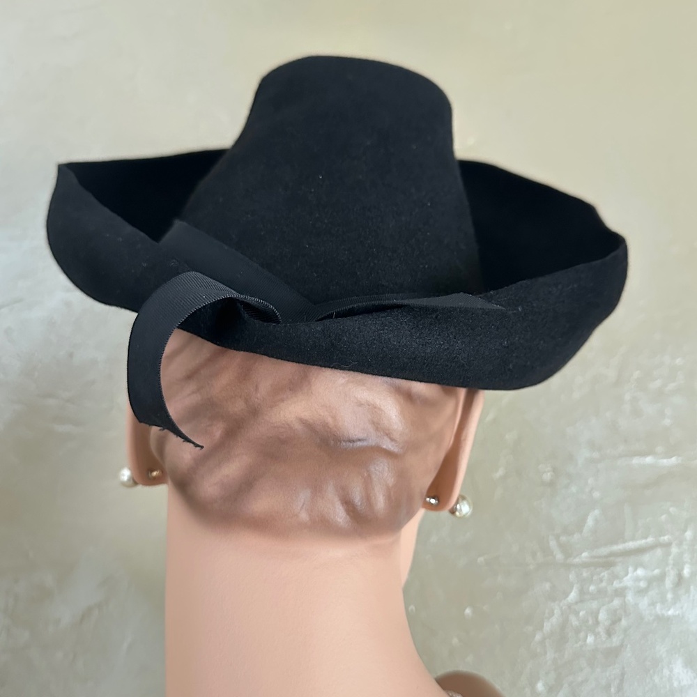 MAGNIFICENT 1940's BLACK FELT HAT WITH UPTURNED BRIM + MULTICOLOR FEATHER "WINGS - Picture 6 of 13